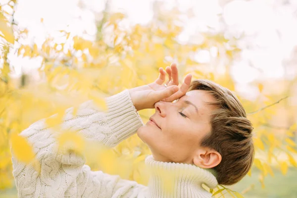 Herfst Geel Blad Vallen Conceptueel Meisje Het Park — Stockfoto