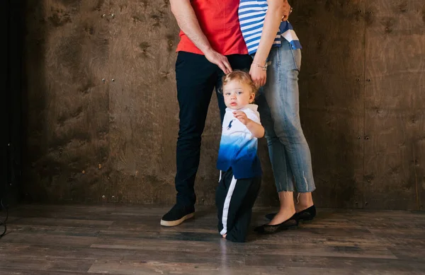 Criança Pequena Entre Pais Conceito Amor Afirmações Sérias — Fotografia de Stock