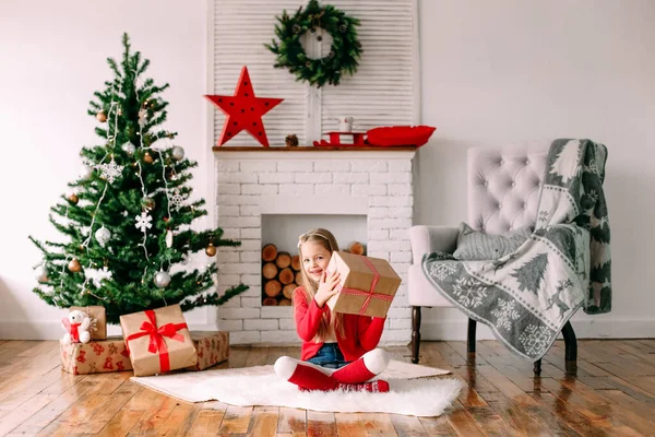 Dívka Šťastná Dárkem Blízkosti Vánoční Stromeček Vánoční Magie — Stock fotografie