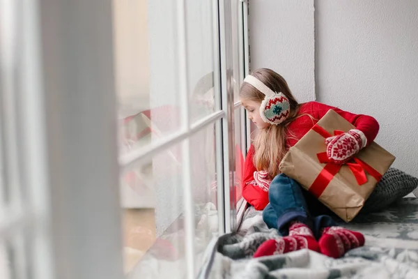 Dívka Dárkem Při Pohledu Okna Oslavy Domácí Oblečení Konceptuální — Stock fotografie