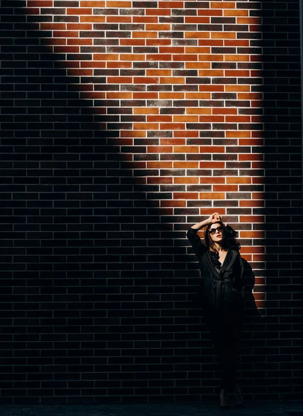 Mulher Elegante Com Óculos Sol Fundo Parede Tijolo Com Sombra — Fotografia de Stock