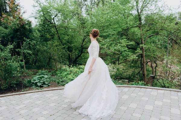 Beyaz kız dışında güzel gelinlik balosu.