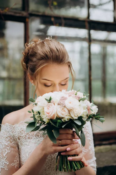 美丽的新娘闻到花朵的芬芳婚纱典雅的高加索女孩 — 图库照片