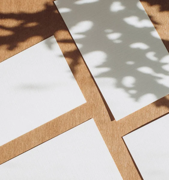 Quatro Folhas Brancas Branco Sobre Mesa Com Espaço Livre Sombra — Fotografia de Stock