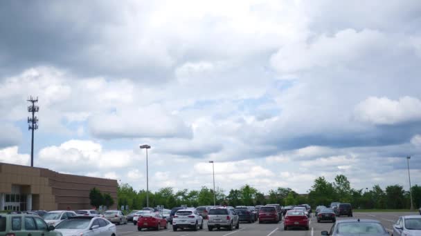 Een Parkeerplaats Buurt Van Een Winkelcentrum Met Geparkeerde Auto — Stockvideo