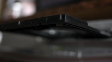 Erkek a Dvd yuvarlak yüzey içine bir Dvd player yarık koyar.