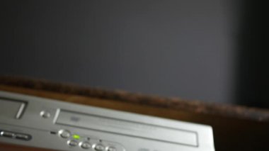 Sinematik Dvd Oynatıcı ile derinlik-in tarla - düşük açılı bir diski çıkarır