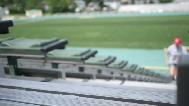 Una Mujer Dirige Conjunto Gradas Estadio Escuela Secundaria — Vídeo de stock