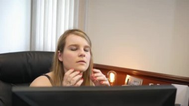 Kadın kurumsal alt bir migren işinde savaşır.