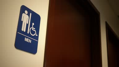 Adam bir banyo bir ofis binası girer.