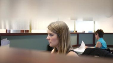 Memur dolgu atış lobi şirket ofisinde çalışan kadınların