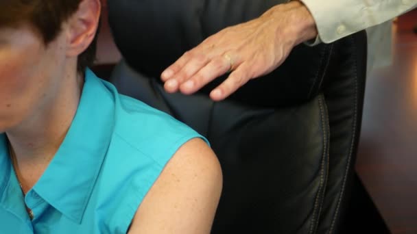 video-seksualnie-domogatelstva-nad-devushkami-instruktor-vozhdeniyu-predlagaet