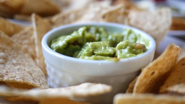 Persona Comiendo Guacamole Mientras Toma Chip — Vídeo de stock