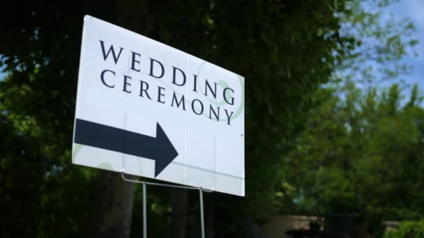 Sinal Cerimônia Casamento Apontando Para Direito Parque Natureza — Vídeo de Stock