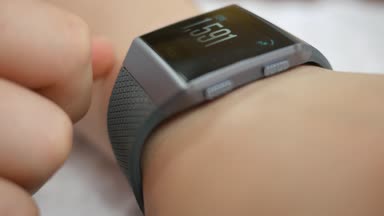 Pittsburgh - Haziran 2018 yaklaşık - bir kadın bakar, onun fitbit iyonik izlemek içerik sadece kullanın. Bu ticari kullanımı yasaktır.