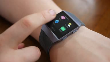 Pittsburgh - Haziran 2018 yaklaşık - bir kadın ucuz bira apps üstünde onun fitbit üzerinden izlemek - Alt içerik yalnızca kullanın. Bu ticari kullanımı yasaktır.