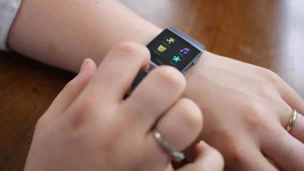 Pittsburgh Circa Juni 2018 Een Vrouw Jat Apps Haar Fitbit — Stockvideo