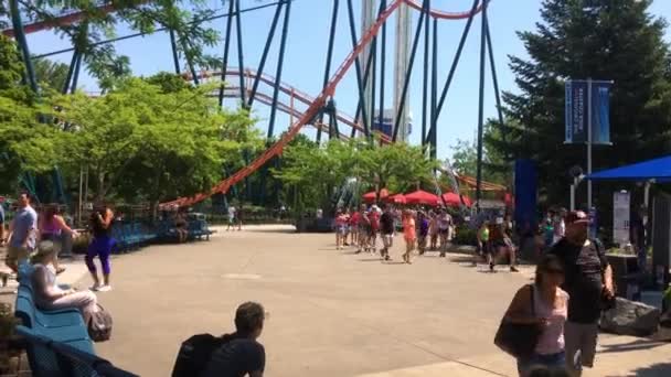 Sandusky Circa Giugno 2018 Cedar Point Crowds Walking Roller Coaster — Video Stock