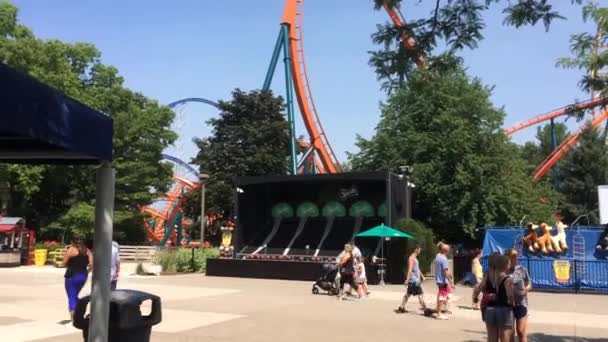 Sandusky Juni 2018 Zedernspitze Aus Der Nähe Von Orangefarbener Achterbahn — Stockvideo