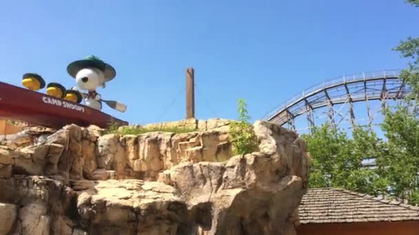 Sandusky Circa 2018 Június Cedar Point Szobrok Földimogyoró Szerkesztői Snoopy — Stock videók