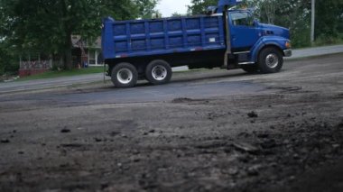 Pittsburgh, Pa - Temmuz 2018 - yaklaşık inşaat proje yakınındaki damperli kamyon