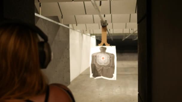 Vrouw Manipuleert Een Doel Een Gemotoriseerde Schuifregelaar Een Pistool Afvuren — Stockvideo