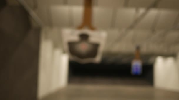 Eine Silhouette Zielscheibe Auf Einem Schießstand Gleitet Auf Die Kamera — Stockvideo