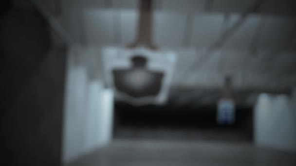 Eine Silhouettenzielscheibe Auf Einem Schießstand Gleitet Auf Die Kamera Dunkle — Stockvideo
