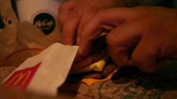 Pittsburgh Cca Července 2018 Jíst Mcgriddle Mcdonalds — Stock video