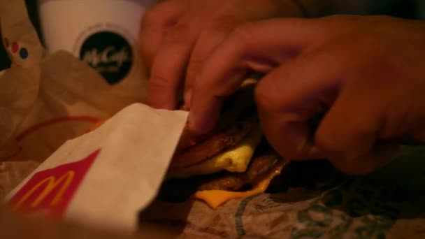 Pittsburgh, pa - ca. juli 2018 - essen ein mcgriddle aus mcdonalds