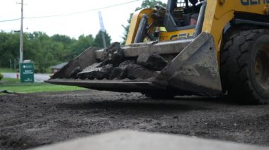 Bir inşaat projesi, park edilmiş bir ön yükleyici