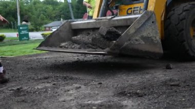 İnşaat ekibi atma kaya parçaları bir ön yükleyici kırık.