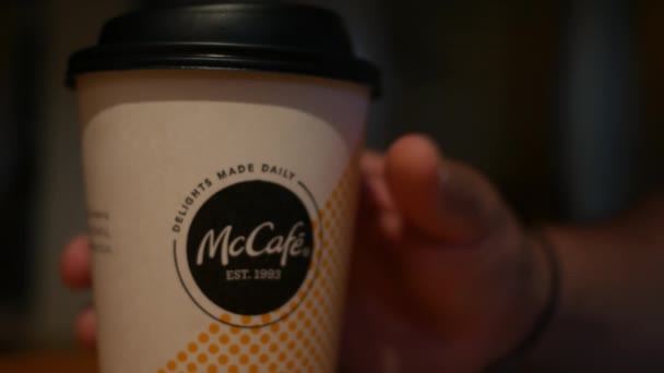 Pittsburgh Circa Julio 2018 Una Bebida Café Mccafe Mcdonalds — Vídeos de Stock