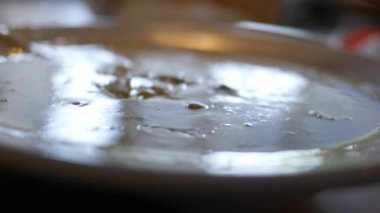 Adam Tuzlu bisküvi kraker brokoli çedar çorbanın içine düşer.