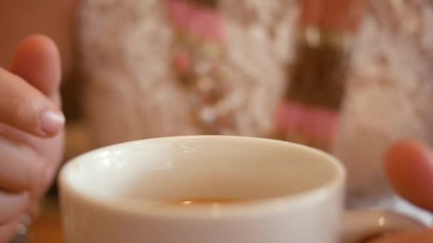 Gros Plan Une Tasse Café Dans Restaurant — Video