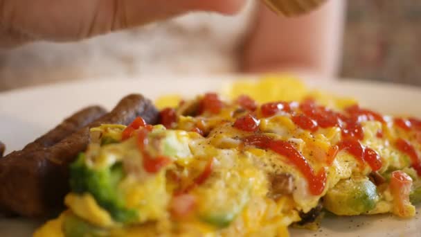 Mettre Assaisonnement Poivre Sur Une Omelette Dans Café — Video