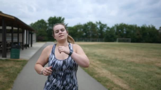 Una Mujer Trotando Experimenta Calambres Estomacales Durante Una Carrera Parque — Vídeo de stock