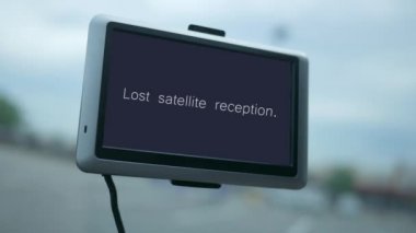 Bir araba kontrol paneli metin - kayıp uydu alışları ile modern Gps ekranýnda