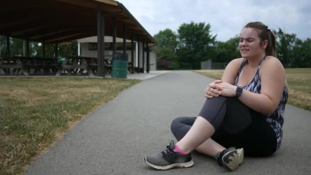 Una Mujer Trotando Experimenta Una Lesión Rodilla Durante Una Carrera — Vídeos de Stock