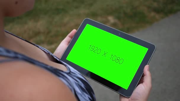 Tablet Com Tela Verde Fechar Durante Dia Perto Trilha Caminhada — Vídeo de Stock