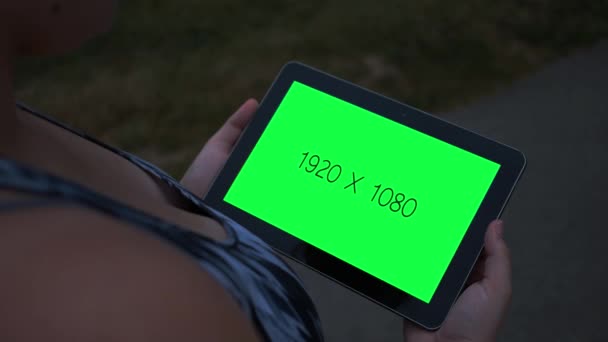 Tablet Πράσινη Οθόνη Κλείνω Νύχτα Κοντά Στο Μονοπάτι — Αρχείο Βίντεο