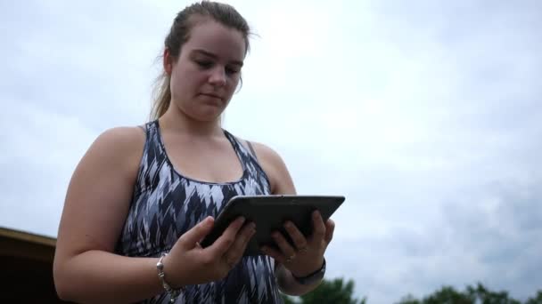 Aparat Patelnie Blond Kobieta Ubrania Jogger Czytanie Ekranie Tabletu — Wideo stockowe