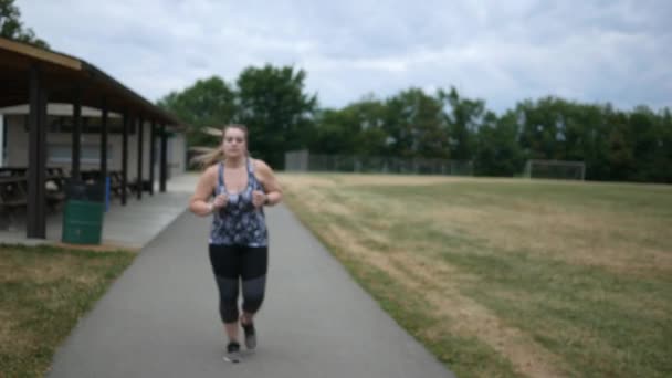 Una Mujer Trotando Experimenta Dolor Pecho Durante Una Carrera Parque — Vídeos de Stock