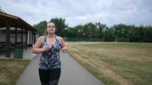 Una Donna Che Jogging Prova Mal Testa Durante Una Corsa — Video Stock