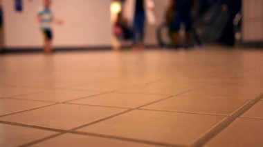 Ufuk insanlar adım lobi alanı üzerine bir yürüyen merdiven kapalı
