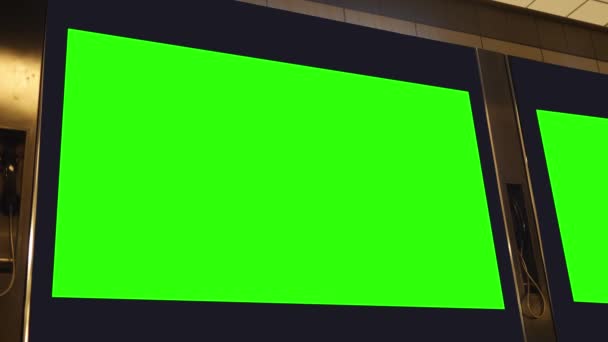 Green Screen Richtbildschirme Einem Flughafen Terminal Der Nähe Von Payphones — Stockvideo