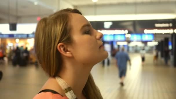 Mooie Jonge Blonde Vrouw Wacht Een Vriend Arriveert Luchthaven — Stockvideo