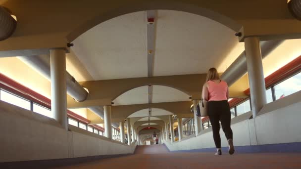 Een Vrouw Loopt Een Hellingbaan Leidt Naar Luchthaven — Stockvideo