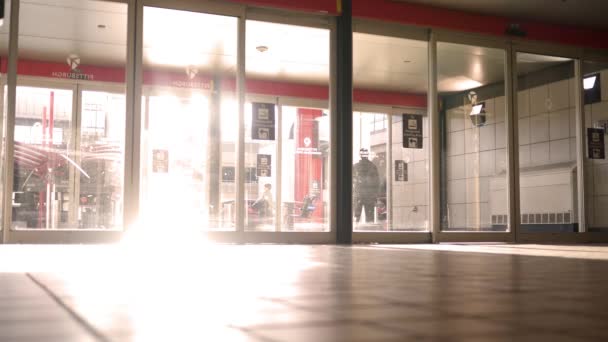 Fotografia Cinematográfica Uma Família Deixando Terminal Aeroporto Luz Solar Dourada — Vídeo de Stock