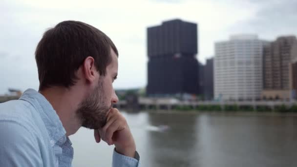 Bir Adam Sinema City Bölgesinde Depresyon Muzdarip — Stok video